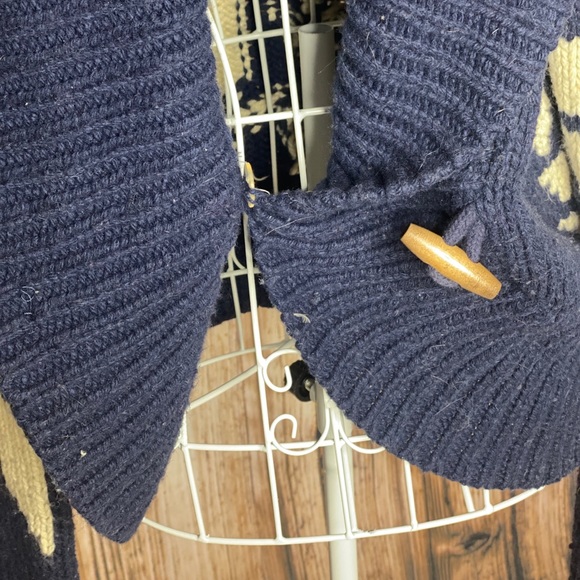 American Eagle Winter Sweater - Picture 9 of 15